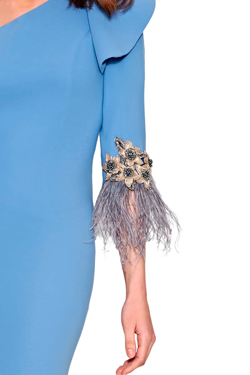 Vestido Corto Asimétrico con Manga y Detalles Joya Especial. - Imagen 3