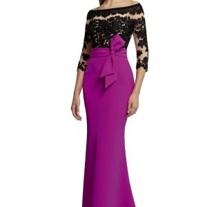 Vestido de madrina con cuerpo de encaje con manga y falda en color buganvilla.
