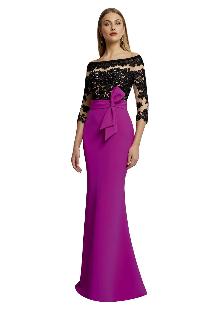 Vestido de madrina con cuerpo de encaje con manga y falda en color buganvilla.