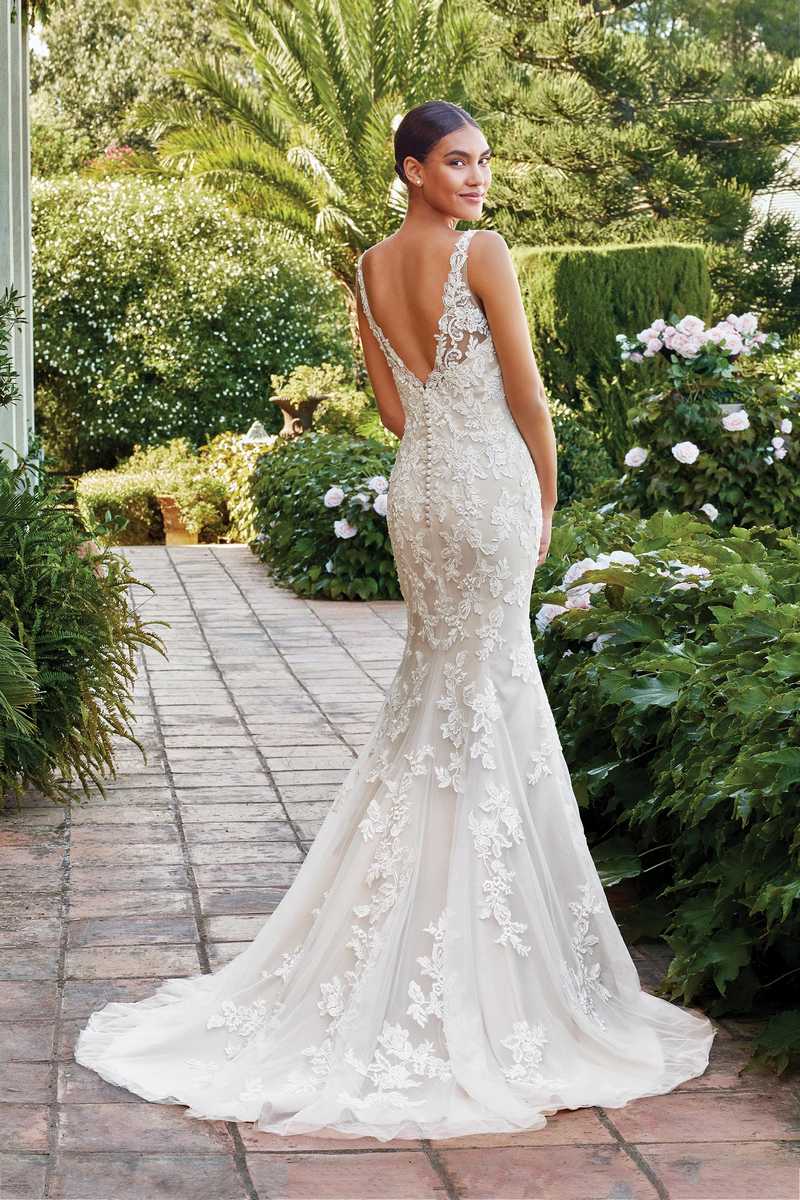 Vestido de novia corte sirena con encaje y pedrería. - Imagen 4