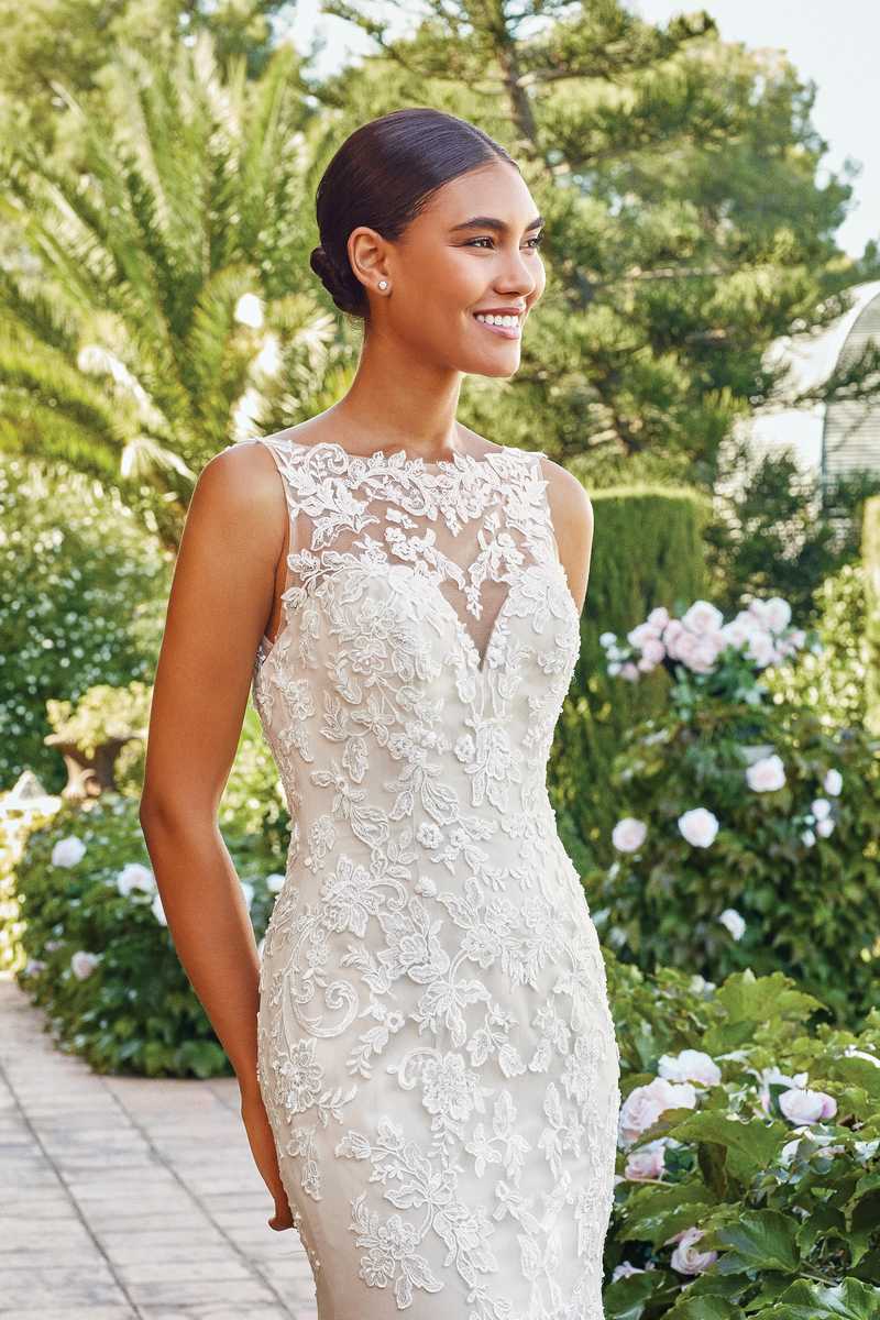Vestido de novia corte sirena con encaje y pedrería. - Imagen 3
