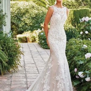 Vestido de novia corte sirena con encaje y pedrería.