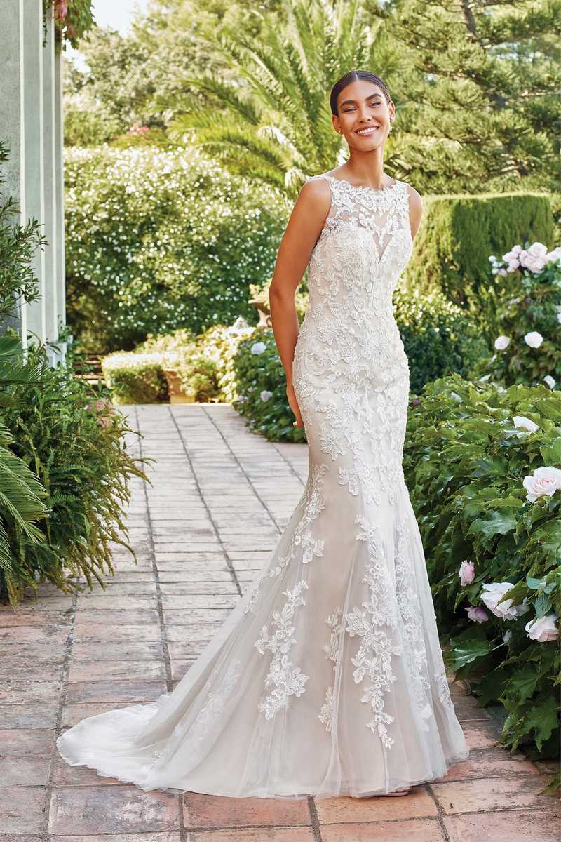 Vestido de novia corte sirena con encaje y pedrería. - Imagen 2