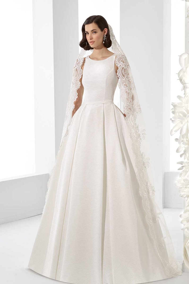Vestido de Novia corte Princesa sin mangas. - Imagen 2