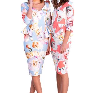Vestido corto floral con volantes laterales efecto peplum.