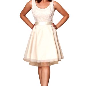 Vestido con falda a capa y cuerpo de encaje.