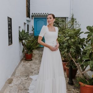 Vestido de Novia con manga corta y escote cuadrado.