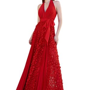 Vestido de fiesta con falda de vuelo y flores incrustada del mismo tejido.