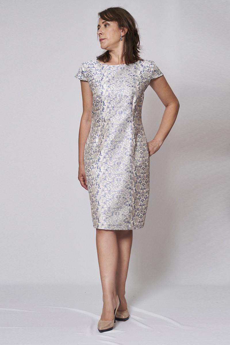 Vestido corto de flores en brocado clásico.