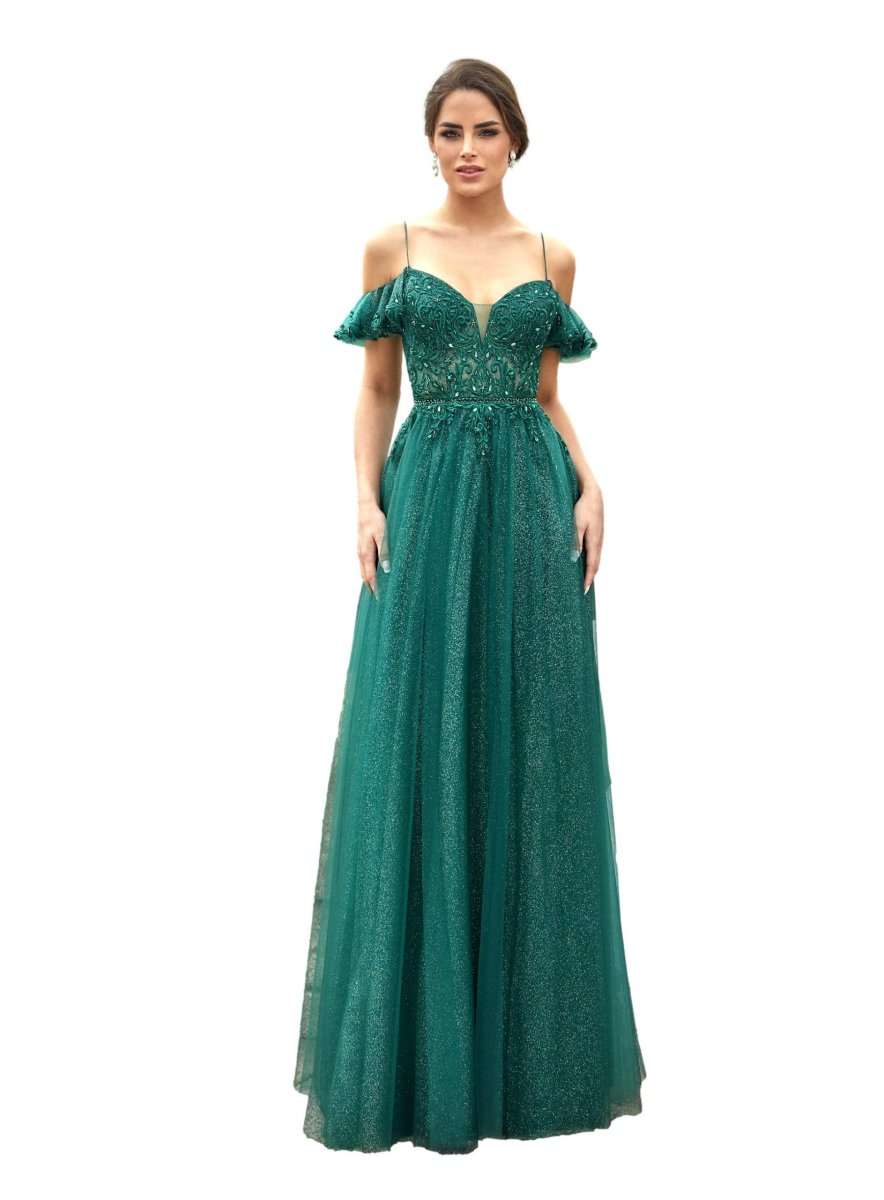 Vestido de tul con hombros caídos.