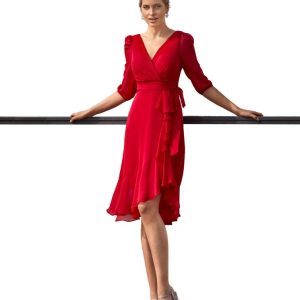 Vestido corto de invitada, confeccionado en un finísima gasa y falda asimétrica.