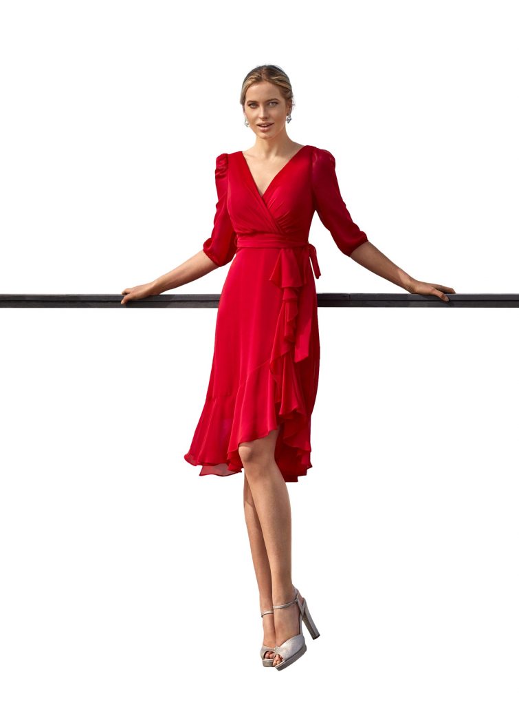 Vestido corto de invitada, confeccionado en un finísima gasa y falda asimétrica. - Imagen 2