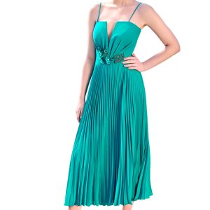 Vestido verde con falda plisada.