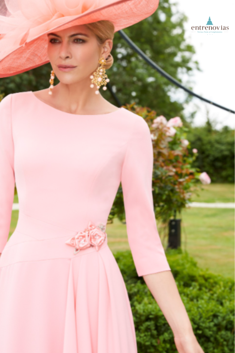 Vestido corto de invitada en crepé con cuello a la caja. - Imagen 3