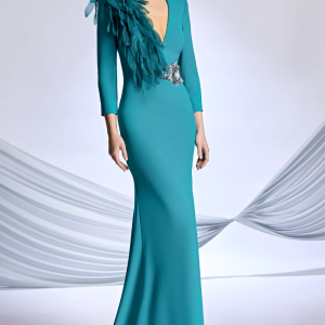 Vestido largo de madrina en crepé con detalles en el cuerpo y cintura.