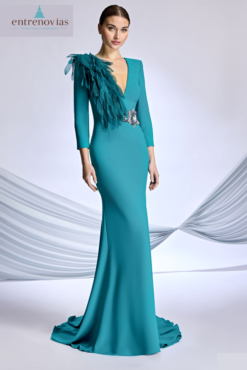 Vestido largo de madrina en crepé con detalles en el cuerpo y cintura. - Imagen 2