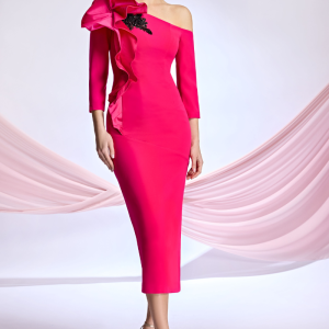 Vestido de madrina o invitada con volante en el hombro.