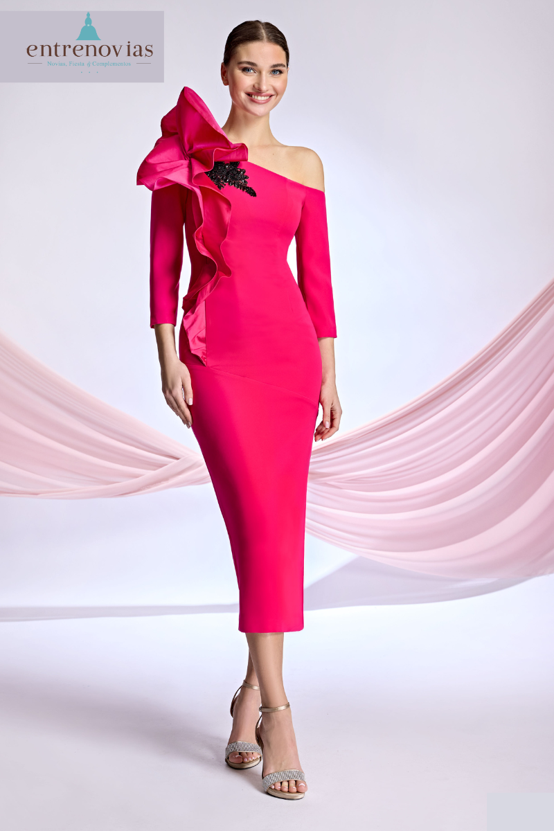 Vestido de madrina o invitada con volante en el hombro.