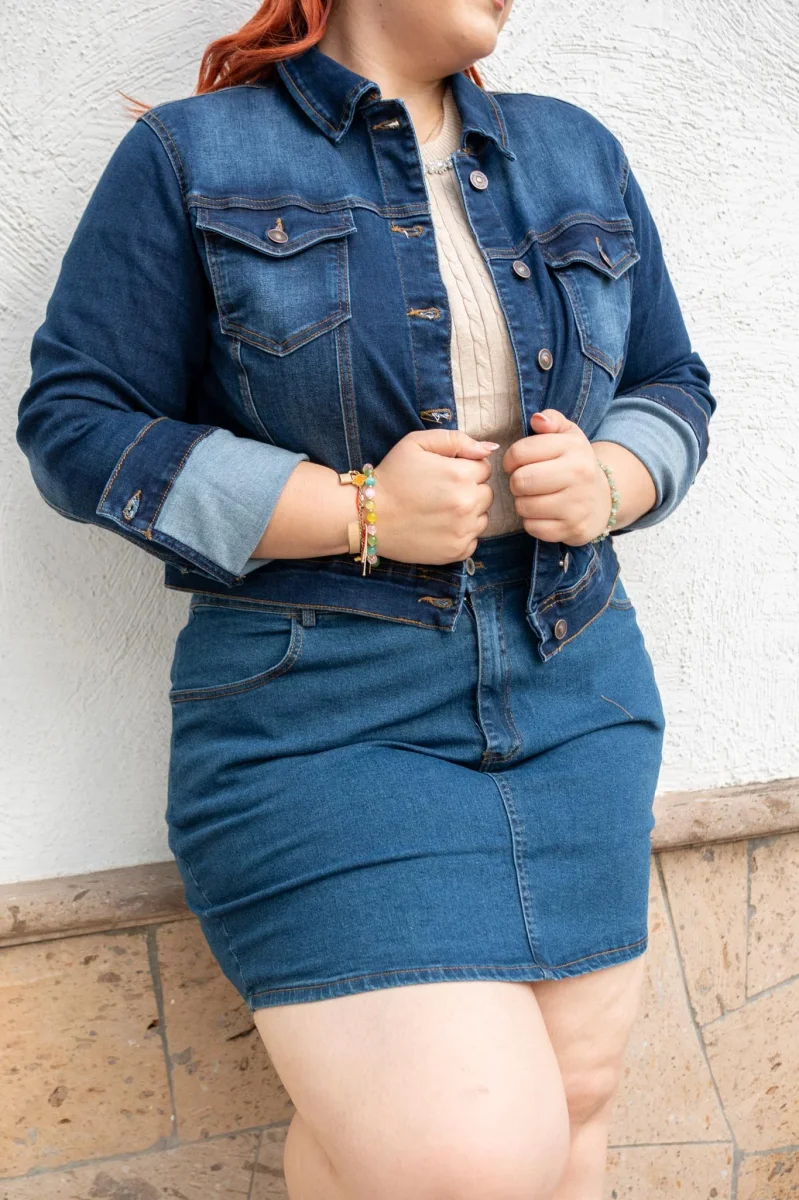 Chamarra Curvy Mezclilla Cropped Botones Denim Oscuro - Imagen 4