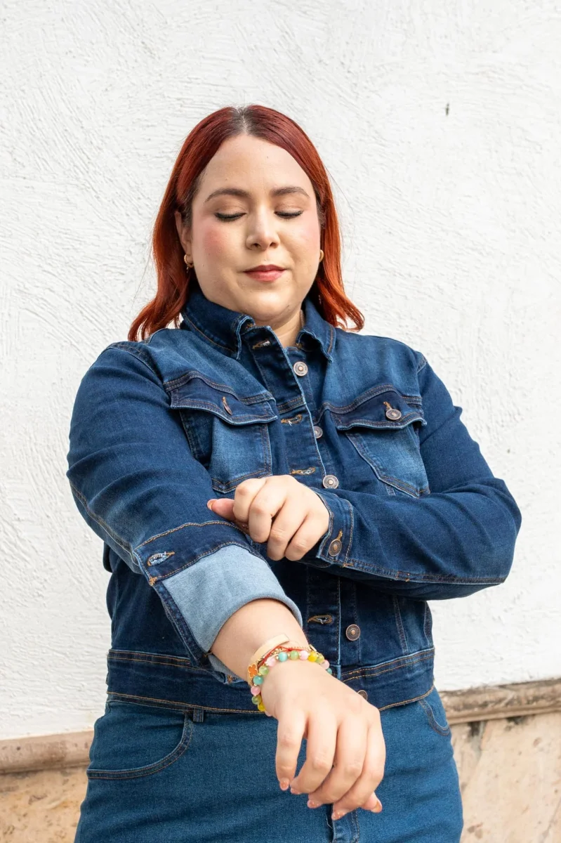 Chamarra Curvy Mezclilla Cropped Botones Denim Oscuro - Imagen 5