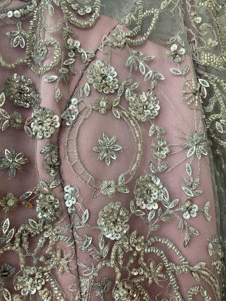 Vestido elegante de fiesta o madrina con pedrería. - Imagen 3
