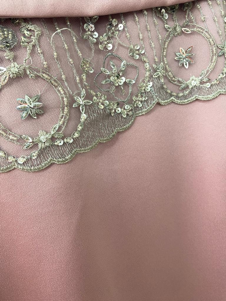 Vestido elegante de fiesta o madrina con pedrería. - Imagen 4