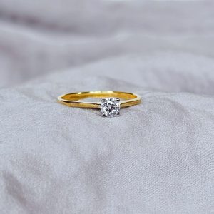 Anillo Anne 10k moisanita 0.3ct con certificado GRA