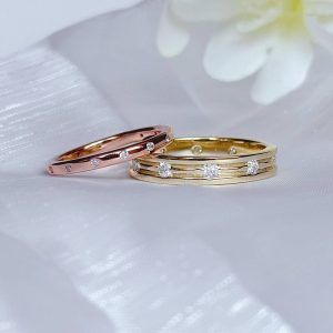PAR DE ARGOLLAS DE MATRIMONIO ELABORADAS EN ORO DE 10K CON INCRUSTACIÓN DE MOISSANITAS