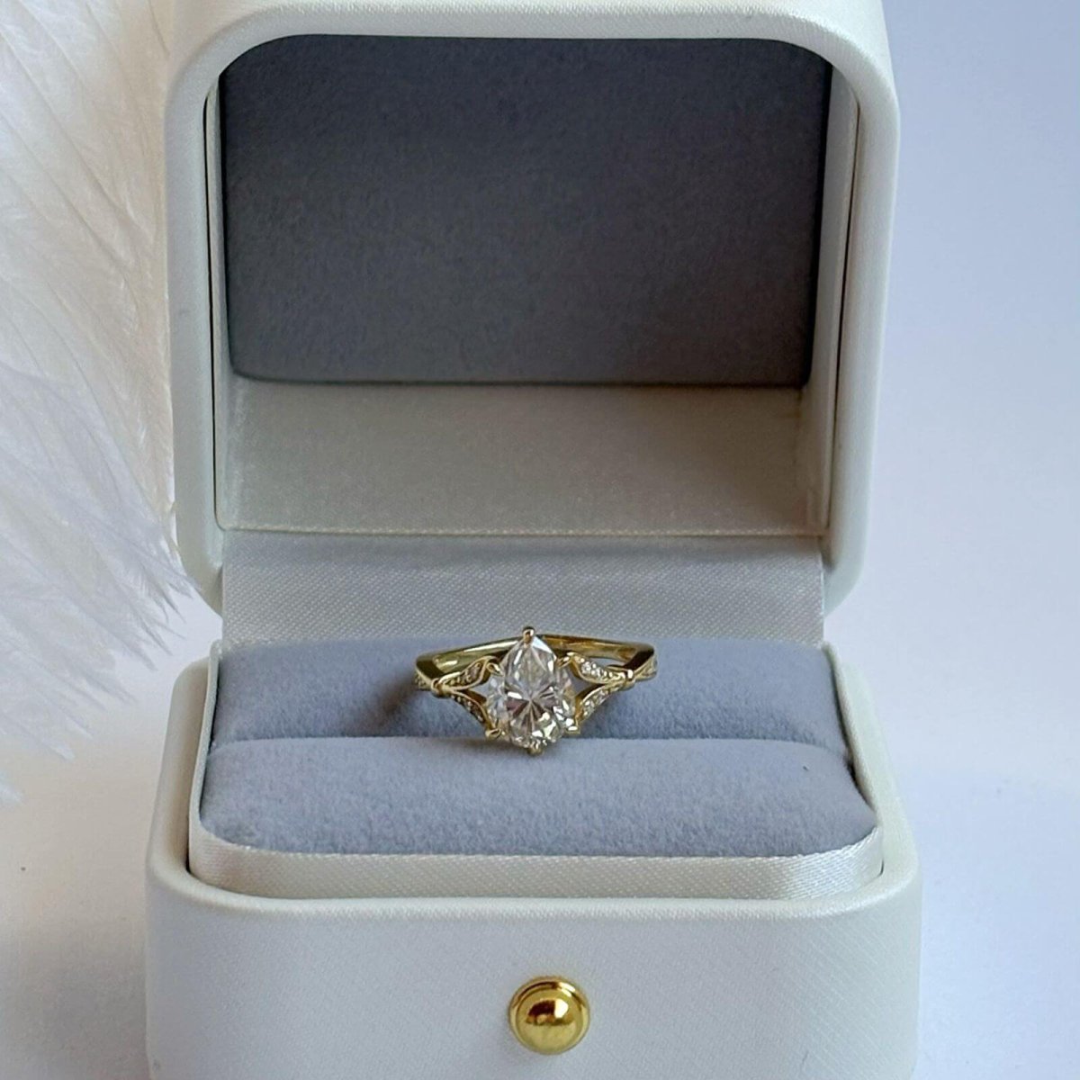 Anillo Alessia 10k Moisanita Pera 1.8ct Con Certificado GRA - Imagen 8