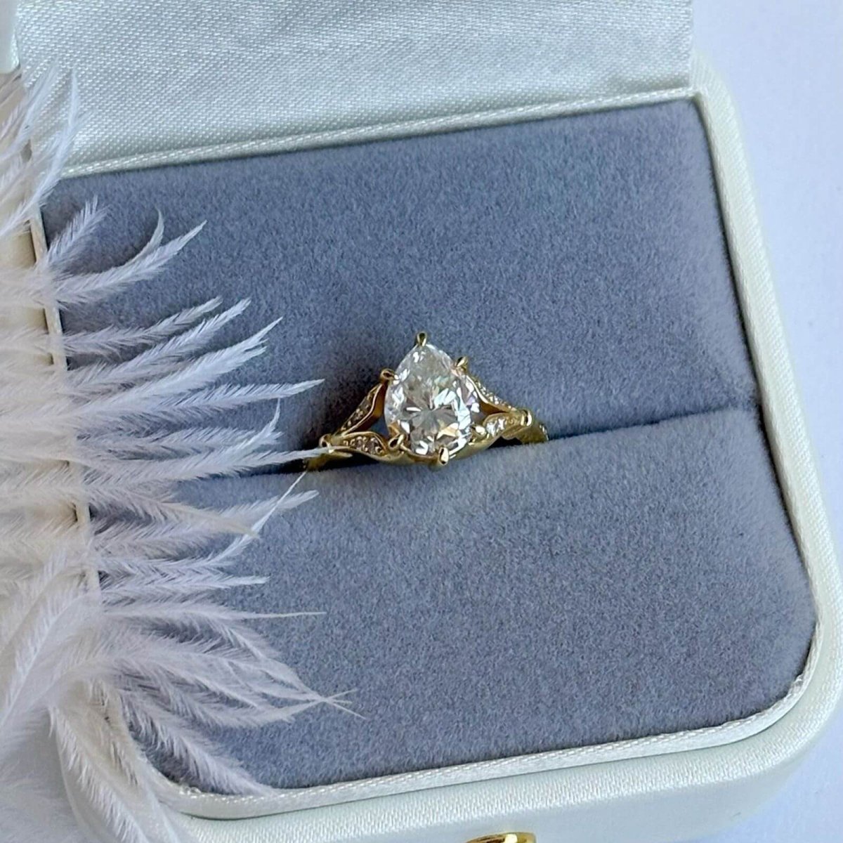 Anillo Alessia 10k Moisanita Pera 1.8ct Con Certificado GRA - Imagen 7