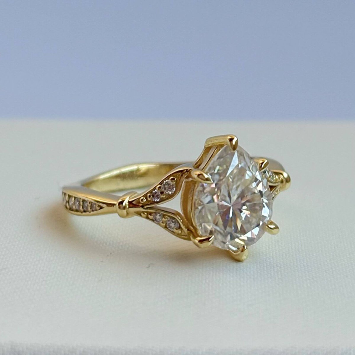 Anillo Alessia 10k Moisanita Pera 1.8ct Con Certificado GRA - Imagen 4