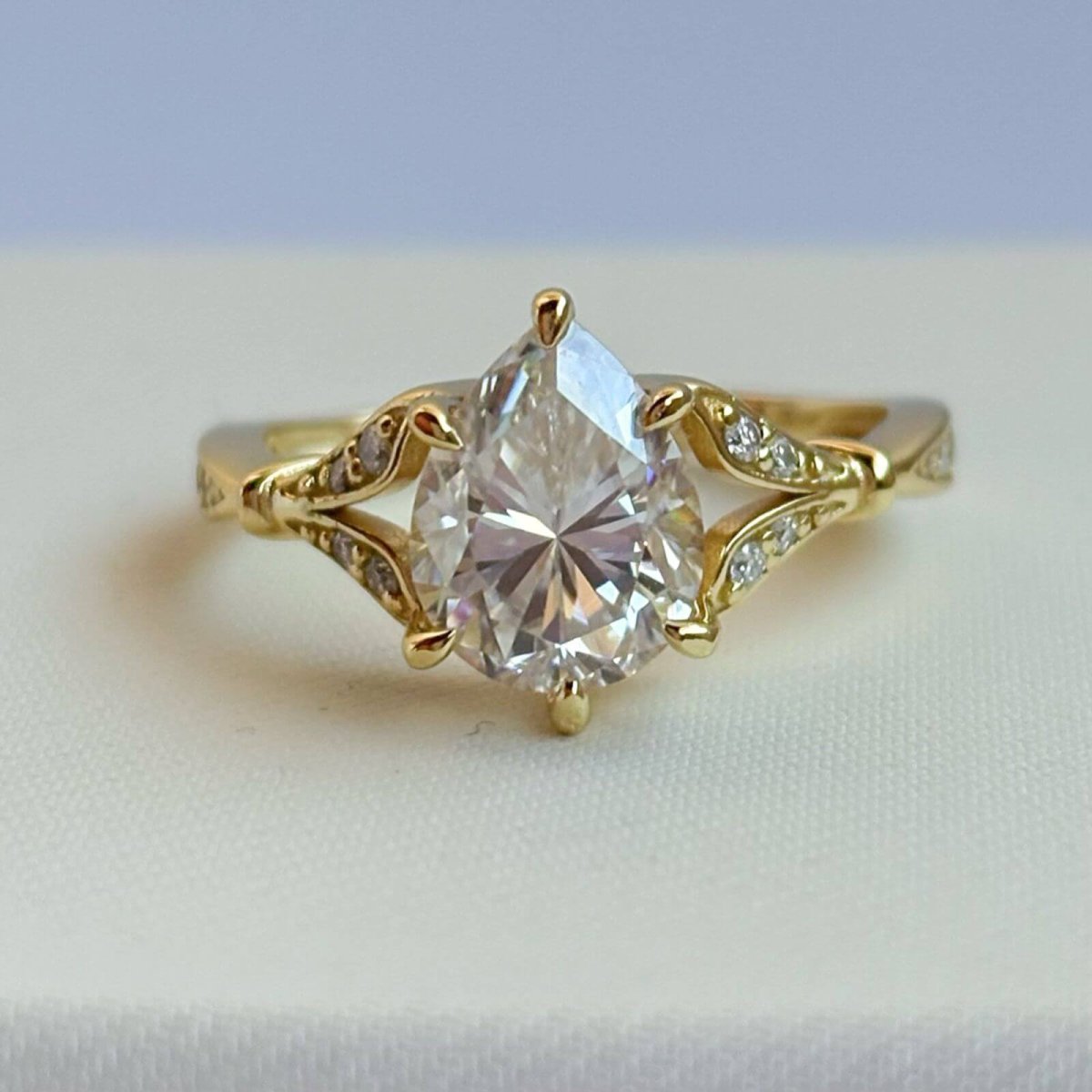 Anillo Alessia 10k Moisanita Pera 1.8ct Con Certificado GRA - Imagen 3