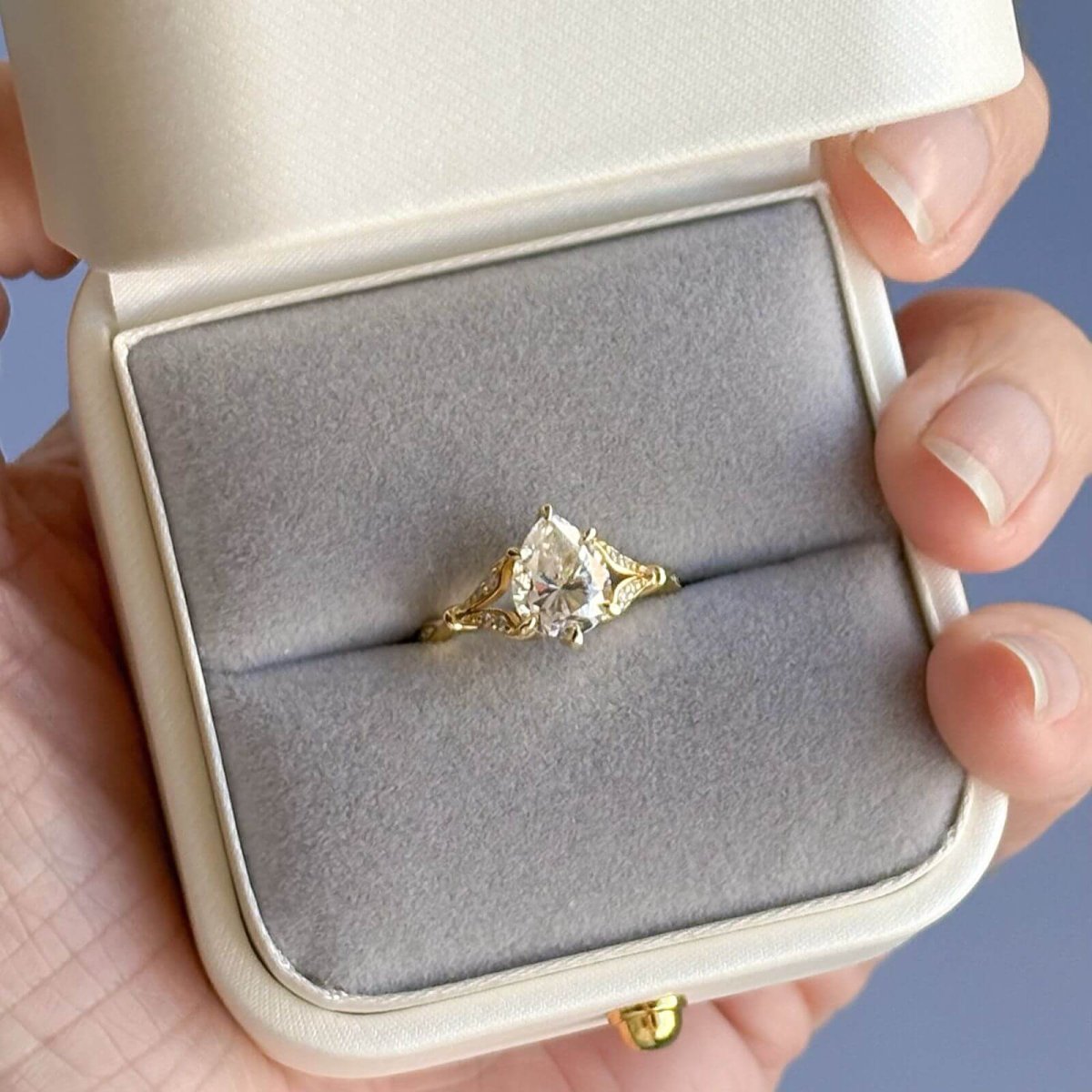 Anillo Alessia 10k Moisanita Pera 1.8ct Con Certificado GRA - Imagen 9