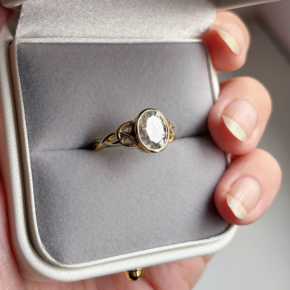 Anillo Minerva 14K Moisanita Oval 2.0CT Con Certificado GRA - Imagen 8