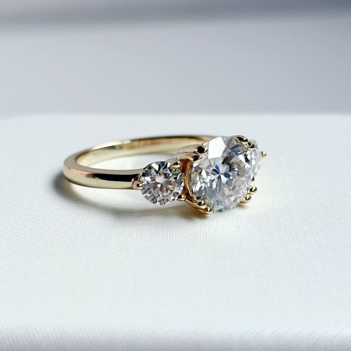 Anillo Belly 10K Moisanita 2.0CT Con Certificado GRA - Imagen 4