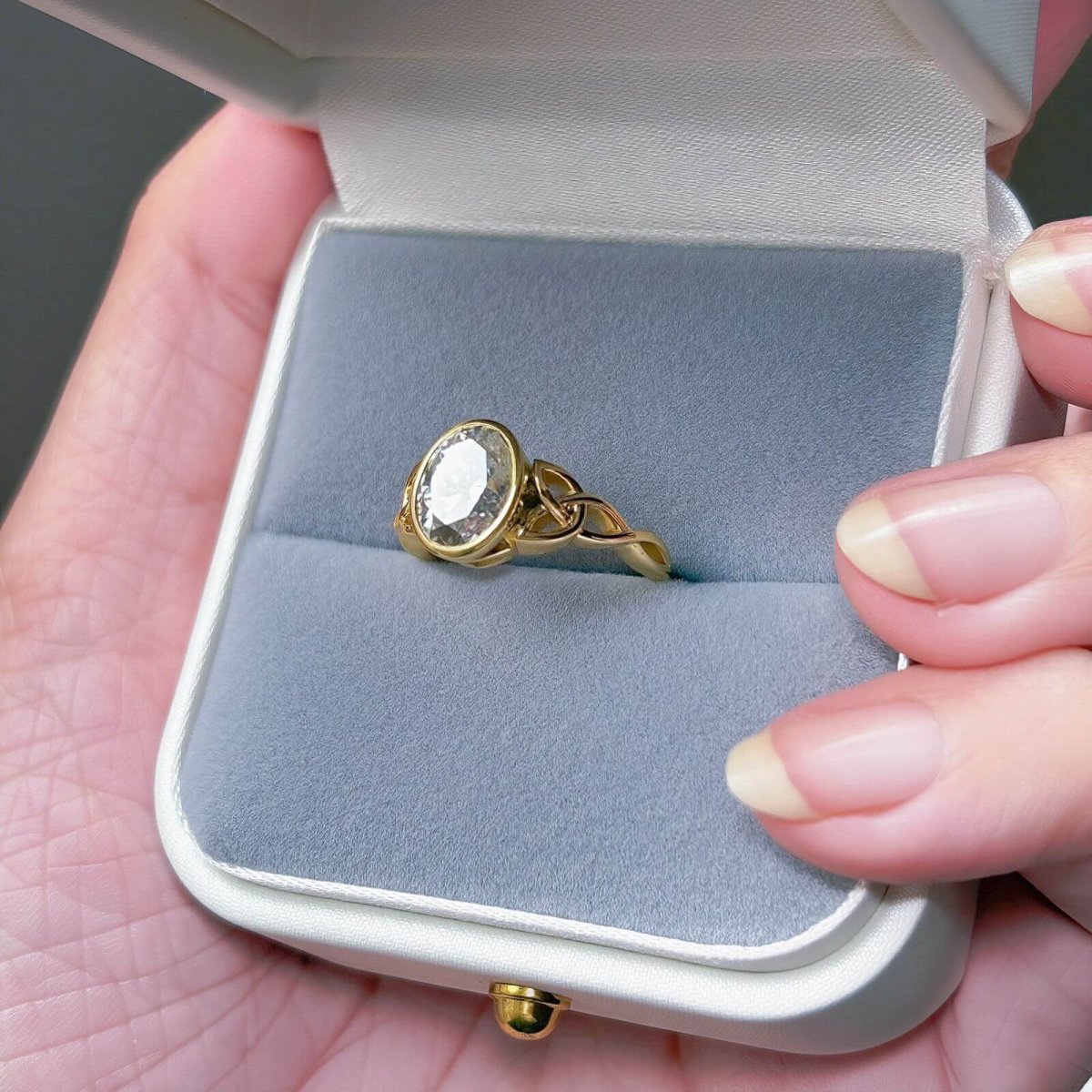 Anillo Minerva 14K Moisanita Oval 2.0CT Con Certificado GRA - Imagen 6