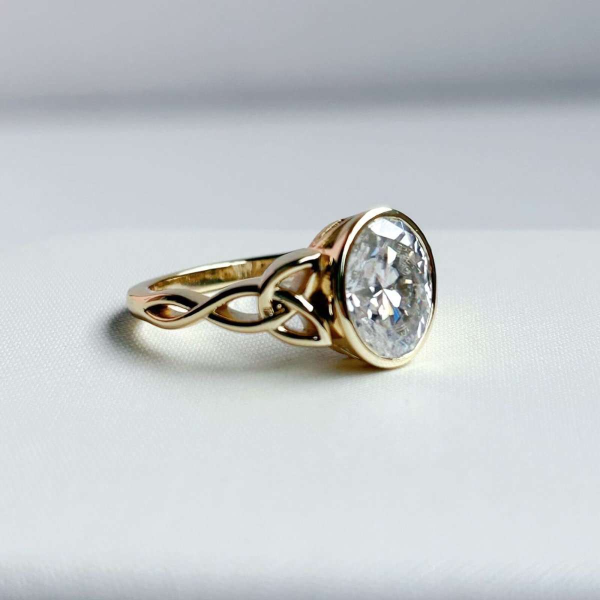 Anillo Minerva 14K Moisanita Oval 2.0CT Con Certificado GRA - Imagen 4