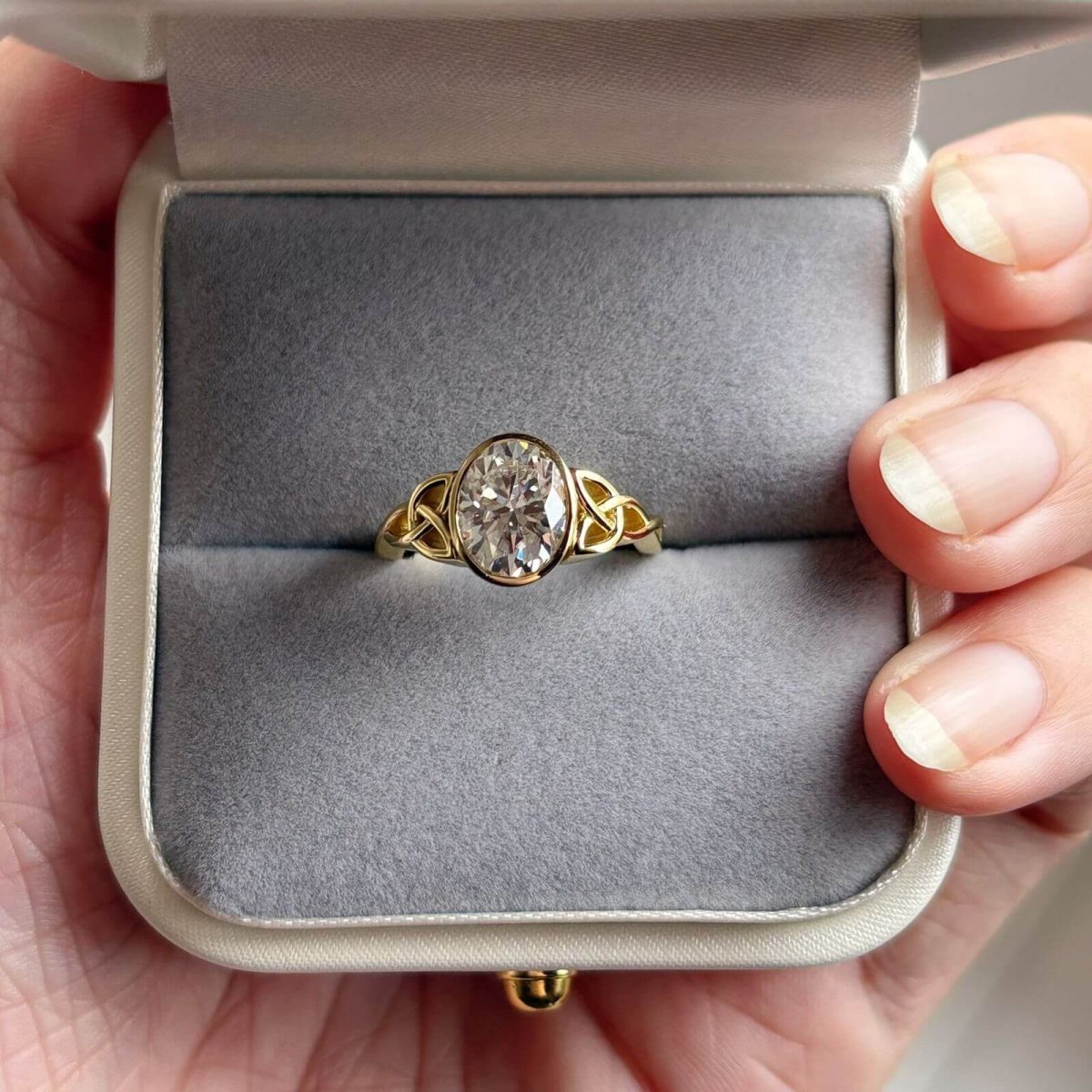 Anillo Minerva Moisanita Oval 2.0CT Con Certificado GRA - Imagen 8