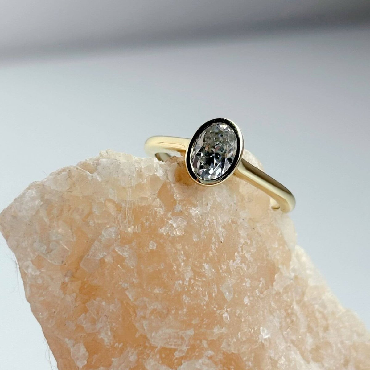Anillo Leonora 10K Moisanita Oval 1.0CT Con Certificado GRA - Imagen 9