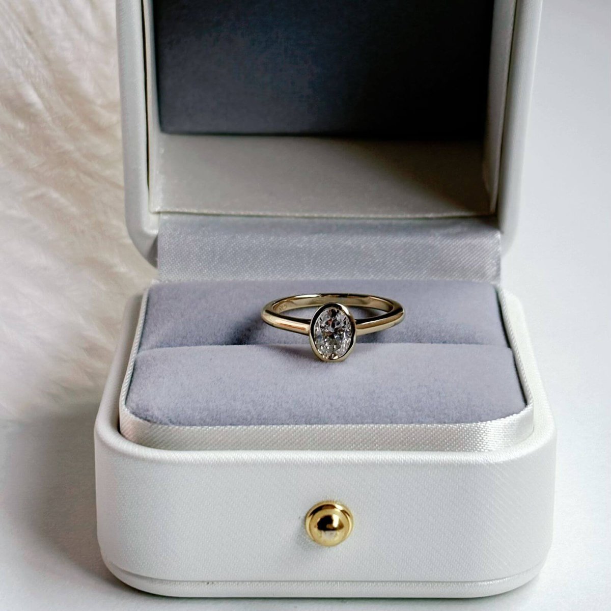 Anillo Leonora 10K Moisanita Oval 1.0CT Con Certificado GRA - Imagen 7