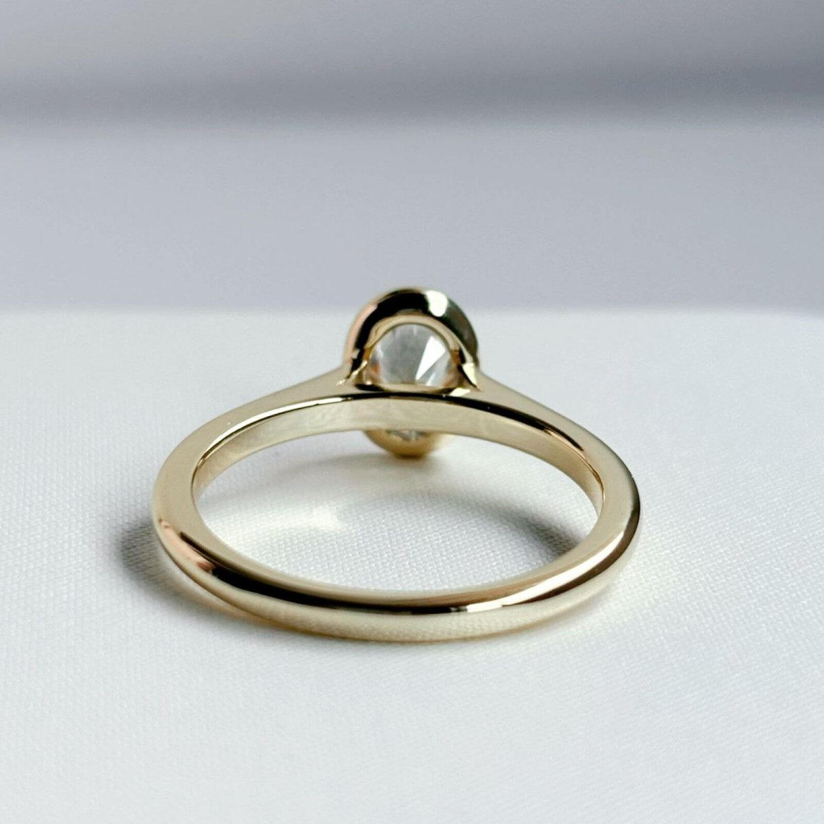 Anillo Leonora 10K Moisanita Oval 1.0CT Con Certificado GRA - Imagen 6