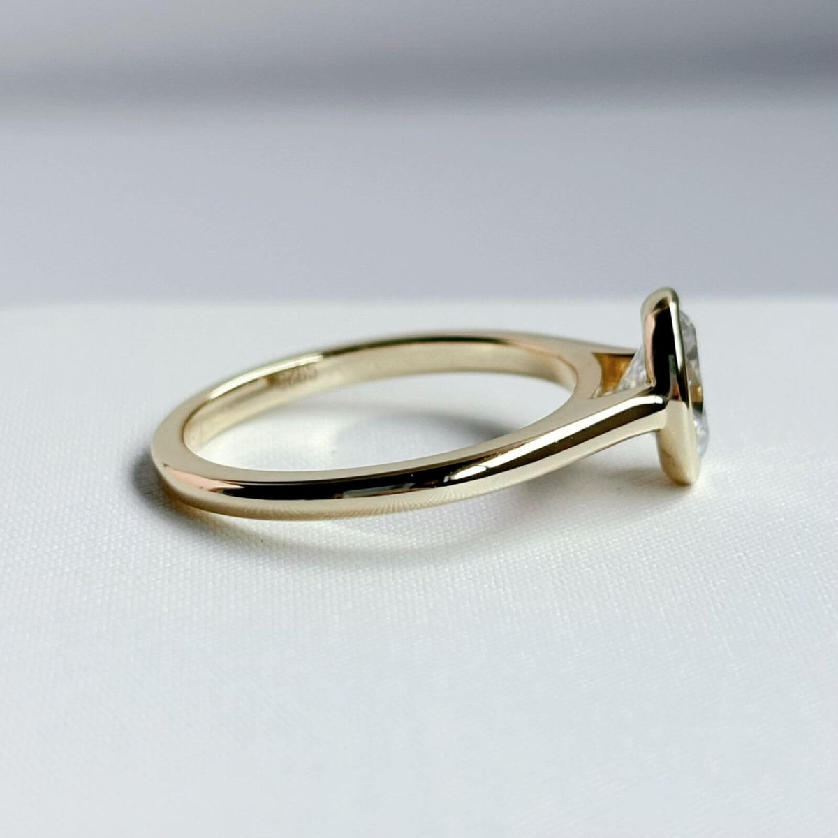 Anillo Leonora 10K Moisanita Oval 1.0CT Con Certificado GRA - Imagen 5
