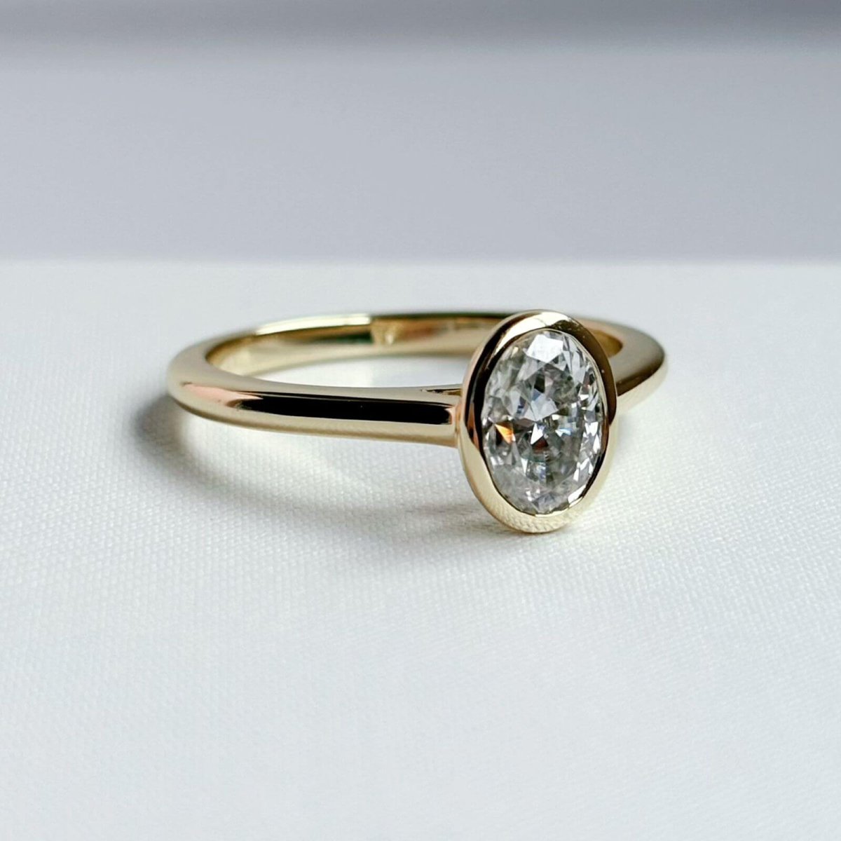 Anillo Leonora 10K Moisanita Oval 1.0CT Con Certificado GRA - Imagen 4