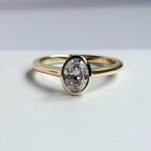 Anillo Leonora 10K Moisanita Oval 1.0CT Con Certificado GRA