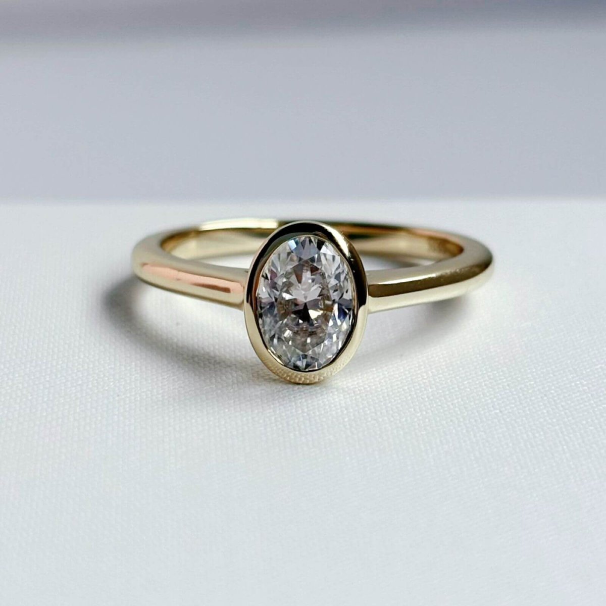 Anillo Leonora 10K Moisanita Oval 1.0CT Con Certificado GRA - Imagen 2