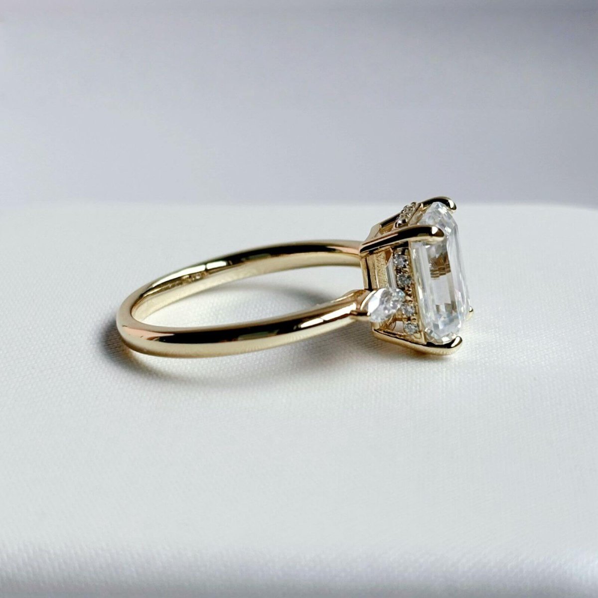 Anillo Natasha 10K Moisanita Esmeralda 3.0CT Con Certificado GRA - Imagen 4