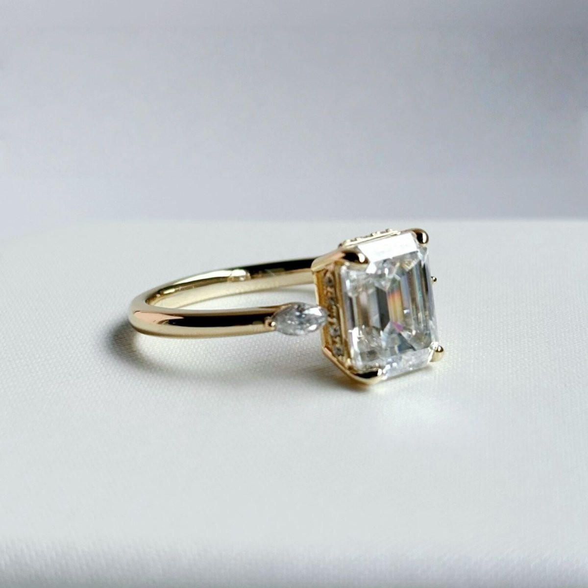 Anillo Natasha 10K Moisanita Esmeralda 3.0CT Con Certificado GRA - Imagen 3
