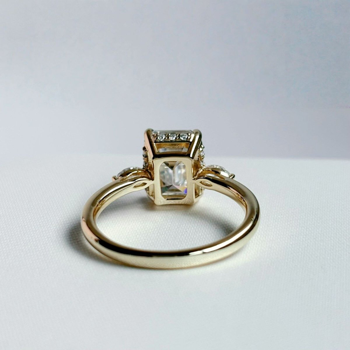 Anillo Natasha 10K Moisanita Esmeralda 3.0CT Con Certificado GRA - Imagen 5