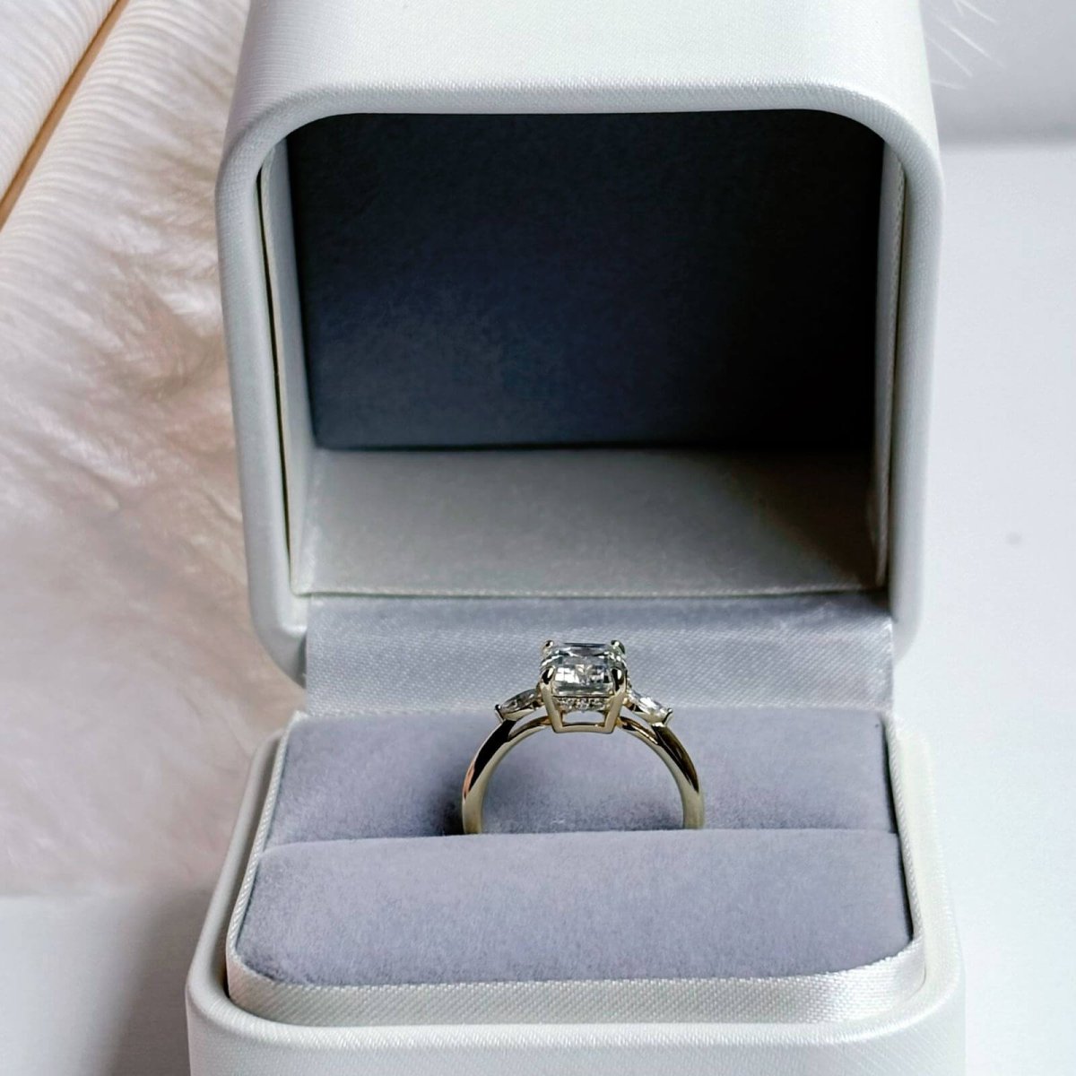 Anillo Natasha 10K Moisanita Esmeralda 3.0CT Con Certificado GRA - Imagen 9