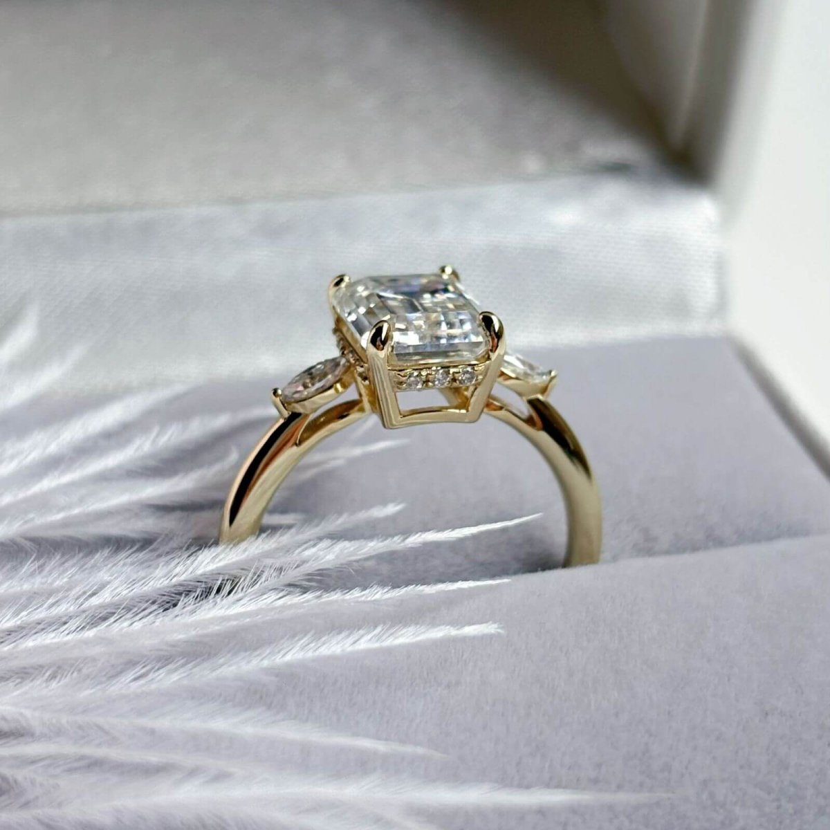 Anillo Natasha 10K Moisanita Esmeralda 3.0CT Con Certificado GRA - Imagen 8